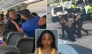 الشرطة الأمريكية تحمل مسافرة وتلقيها خارج الطائرة.. ماذا فعلت؟