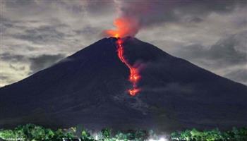 مسئول إندونيسي: بركان «سيميرو» يظهر نشاطا مقلقا بـ21 زلزالا بركانيا