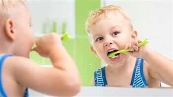 متي يبدأ الطفل في استخدام معجون أسنان للبالغين ؟