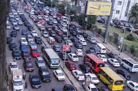النشرة المرورية.. تباطؤ حركة السيارات وكثافات في شوارع القاهرة والجيزة (فيديو)