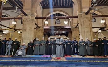 خاشعين لله.. آلاف المصلين يؤدون صلاتي العشاء والتراويح بالجامع الأزهر