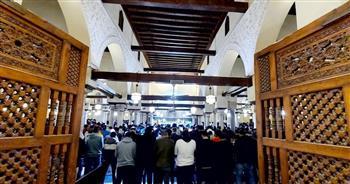 أروقة الجامع الأزهر كاملة العدد بآلاف المصلين في صلاتي العشاء والتراويح