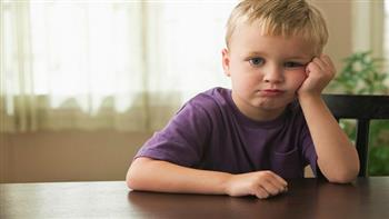 دراسة حديثة: سيطرة البالغين سبب تدهور الصحة العقلية لدى الأطفال