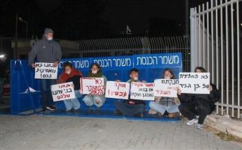 ربطوا أنفسهم ببوابته .. المتظاهرون يصلون مبنى الكنيست الإسرائيلي