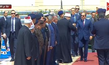 لحظة وصول الرئيس السيسي مسجد المشير طنطاوي لأداء صلاة الجمعة (فيديو)