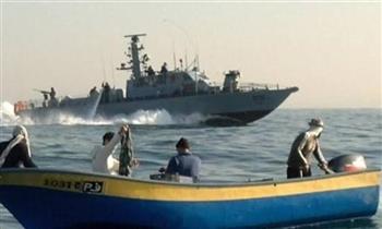 زوارق الاحتلال تستهدف مراكب صيادين فلسطينيين في بحر غزة