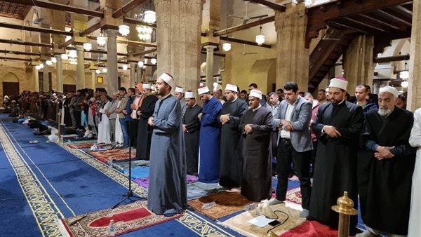 في الليلة العاشرة.. آلاف المصلين يؤدون العشاء والتراويح بالجامع الأزهر
