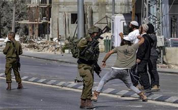 مستوطنون إسرائيليون يعتدون على مدنيين فلسطينيين في جنوب الضفة الغربية