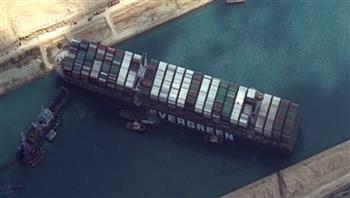الدفع بـ4 قاطرات للتعامل مع جنوح سفينة حاويات في قناة السويس