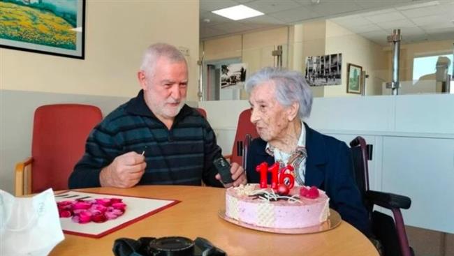 شهدت الحربين العالميتين.. أكبر معمرة في العالم تحتفل بعيد ميلادها الـ116