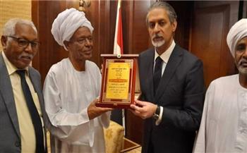 السفير المصري في الخرطوم يكرم «أبو الطلبة السودانيين»