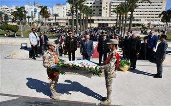 محافظ بورسعيد يضع إكليلا من الزهور علي النصب التذكاري للشهداء بميدان المسلة