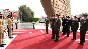 الرئيس السيسي ينيب وزير الدفاع لوضع إكليل زهور على النصب التذكاري لشهداء القوات المسلحة
