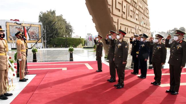 الرئيس السيسي ينيب وزير الدفاع لوضع إكليل زهور على النصب التذكاري لشهداء القوات المسلحة
