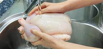 بالخطوات.. تعرفي على الطريقة الآمنة لغسل الدجاج