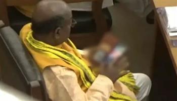 وسط جلسة برلمانية لمناقشة الميزانية.. نائب هندي يشاهد فيلمًا إباحيًا (فيديو)