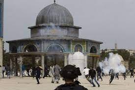 خطيب الأقصى: قوات الاحتلال حولت ساحات المسجد لميادين مواجهة واشتباكات