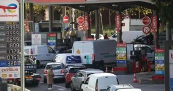 عودة الطوابير أمام محطات الوقود في فرنسا بعد إضراب عمال مصافي النفط