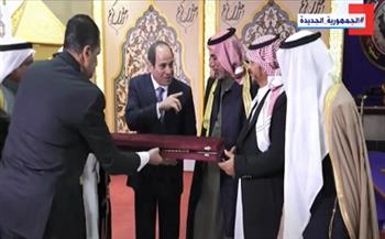 شيوخ سيناء يقدمون هدية تذكارية للرئيس السيسي بمناسبة ذكرى العاشر من رمضان (فيديو)