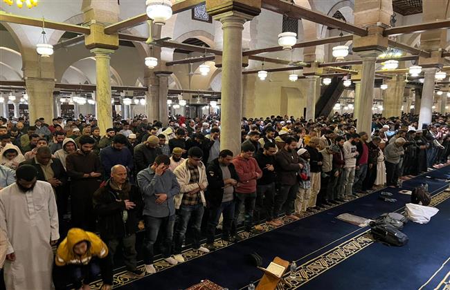 في ختام العشر الأوائل.. آلاف المصلين يصلون العشاء والتراويح بالجامع الأزهر