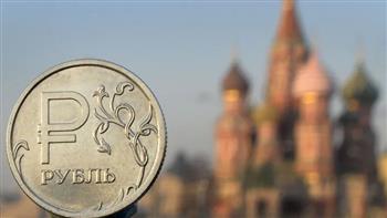 الروبل الروسي يتجاوز اليورو ويتعادل مع الدولار