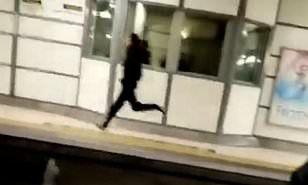 لحظة صادمة.. شاب يقفز على سكة القطار في لندن للفرار من الشرطة