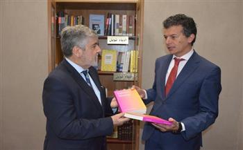 سفير تشيلي يهدي مؤلفات ميسترال لمتحف نجيب محفوظ