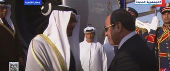لحظة استقبال الرئيس السيسي للشيخ محمد بن زايد آل نهيان (فيديو)