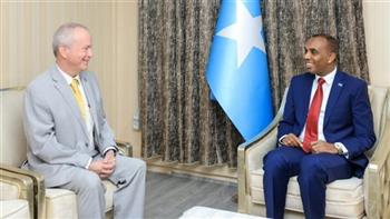 الصومال وأمريكا يبحثان تعزيز التعاون في مجالات الأمن والتنمية الاقتصادية