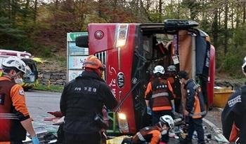 مقتل شخص وإصابة آخرين إثر انقلاب حافلة تقل سائحين في كوريا الجنوبية