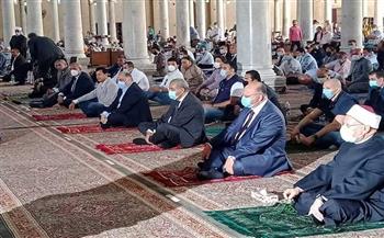 نائبًا عن الرئيس.. محافظ القاهرة يؤدي صلاة الجمعة الأخيرة من رمضان بمسجد عمرو بن العاص
