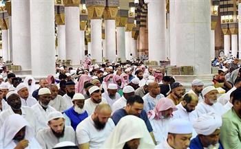 جموع المصلين يؤدون صلاة الجمعة بالمسجد الحرام وسط تكامل الخِدْمَات