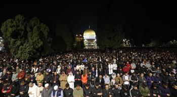 200 ألف فلسطيني يؤدون صلاتي العشاء والتراويح بالمسجد الأقصى