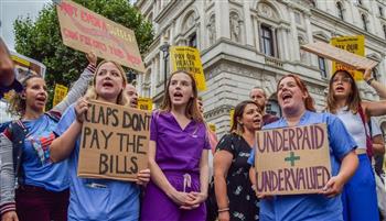 الممرضون البريطانيون يعلنون الإضراب بعد رفضهم عرضا حكوميا لزيادة الأجور