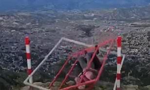 رجل ينجو من الموت بأعجوبة بسبب أرجوحة هوائية| فيديو 
