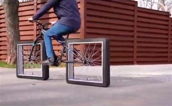 أول دراجة هوائية بعجلات مربعة تبهر الجميع (فيديو)