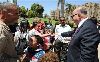 محافظ القاهرة يشارك المواطنين احتفالات شم النسيم بالحديقة الدولية