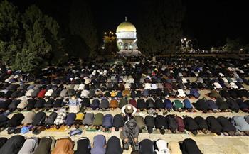 المسجد الأقصى يمتلئ عن آخره بالمصلين في ليلة السابع والعشرين من رمضان