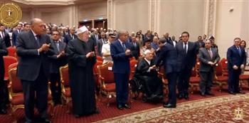 الرئيس يتوقف لمصافحة أحمد عمر هاشم في بداية احتفالية ليلة القدر