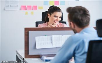 دراسة حديثة: ضحكتك تكشف علاقتك الرومانسية في العمل 