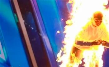 فيديو .. متسابق بريطاني يشعل النار في نفسه لإبهار جمهور برنامج مواهب
