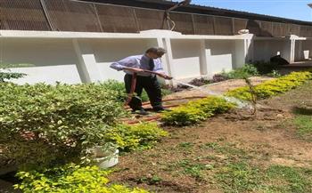 عميد كلية طب جامعة بنها يشارك الطلاب صيانة الحدائق بالكلية 