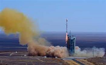 الصين تطلق صاروخا فضائيا لتثبيت قمر صناعي في مداره  