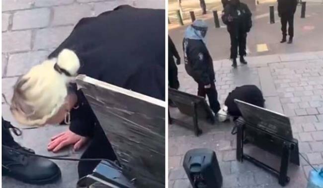 لسبب لا يصدق.. أمريكية تقبل أقدام أصحاب البشرة السمراء (فيديو)