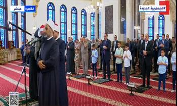 بالفيديو.. الرئيس السيسي يؤدي صلاة عيد الفطر بمسجد المشير طنطاوي