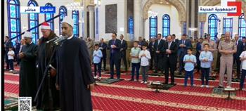 في لفتة إنسانية.. الرئيس السيسي يؤدي صلاة العيد بجوار الأطفال (فيديو)
