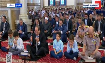 الرئيس السيسي يستمع لخطبة العيد بمسجد المشير طنطاوي