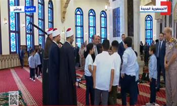 الرئيس السيسي يتحدث مع أولاد الشهداء بعد صلاة العيد (فيديو)