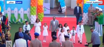لحظة دخول الرئيس مركز المنارة بصحبة أطفال المصابين والشهداء للاحتفال بالعيد (فيديو)