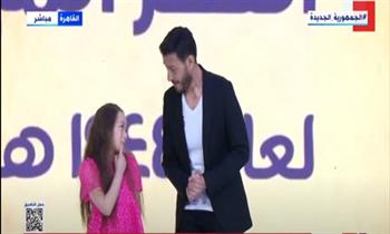 أمام الرئيس.. منى أحمد زاهر ووالدها يقدمان فقرة كوميدية عن العيد